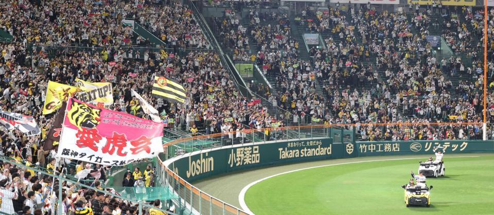 　ヒーローインタビューを終え、場内一周をする森下（手前右）と前川に大声援を送るライトスタンドの観客（撮影・中田匡峻）