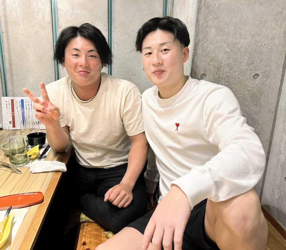 　オフに食事をする前川右京（左）と兄の夏輝さん（夏輝さん提供）