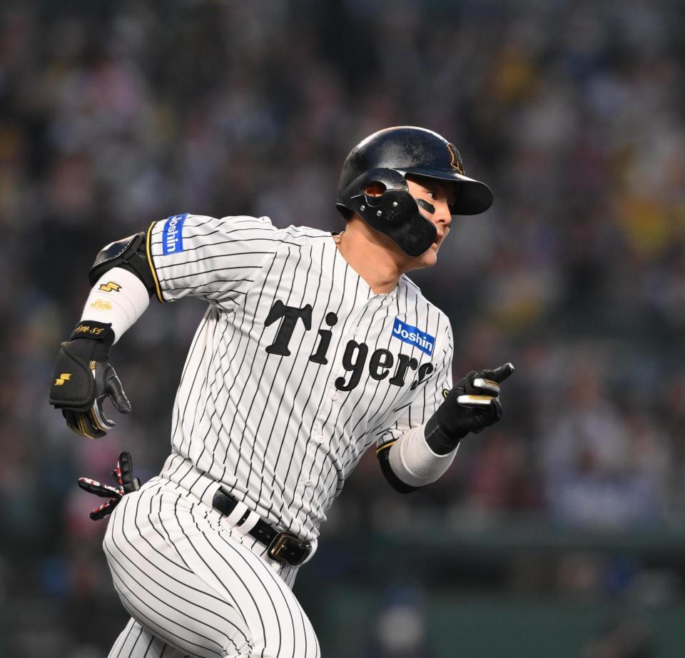 　１回、２点２塁打を放ち一塁へ走る前川（撮影・西田忠信）