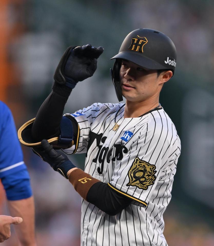 　１回、右前打を放ちポーズを決める中野（撮影・西田忠信）