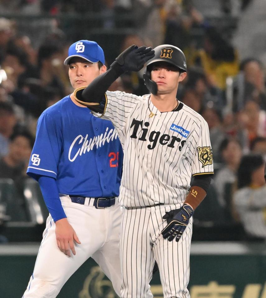 　４回、適時二塁打を放ち、送球間に三塁に到達した中野（右）はポーズを決める（撮影・西田忠信）