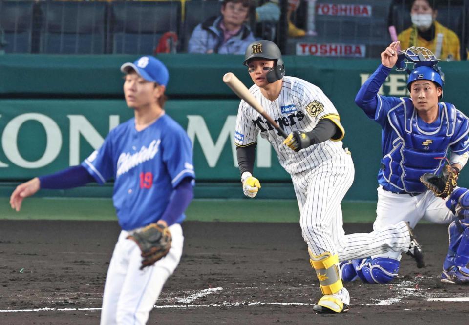 　１回、同点２点適時打を放つ森下。投手・高橋宏（撮影・中田匡峻）