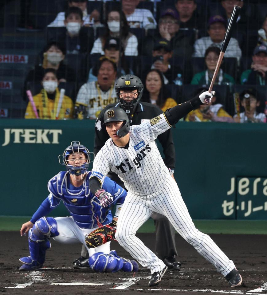 　１回、中前打を放つ大山（撮影・中田匡峻）