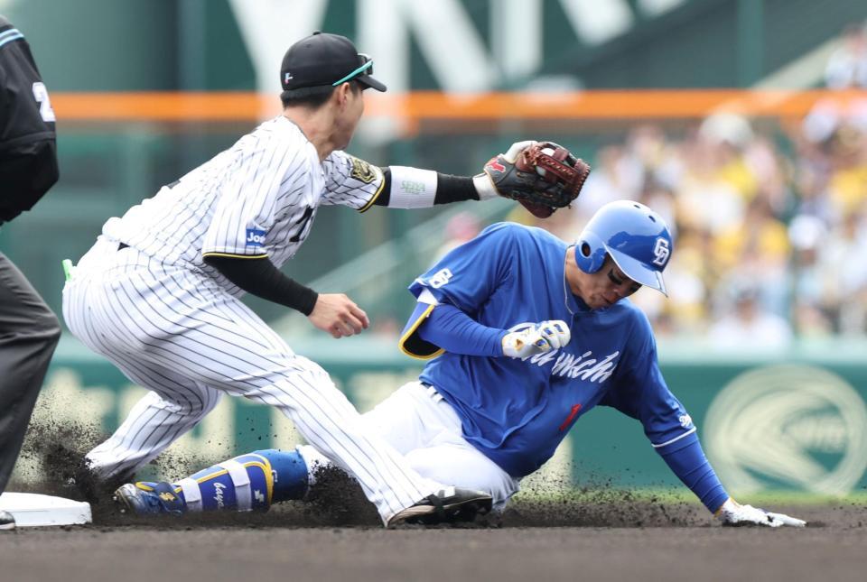 　１回、二塁打を放ち、滑り込む岡林。左は遊撃手の木浪（撮影・中田匡峻）