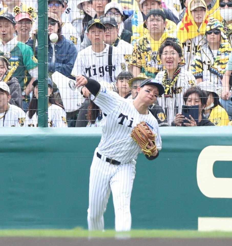 　１回、岡林の安打を処理し、二塁に送球するライトの森下（撮影・中田匡峻）