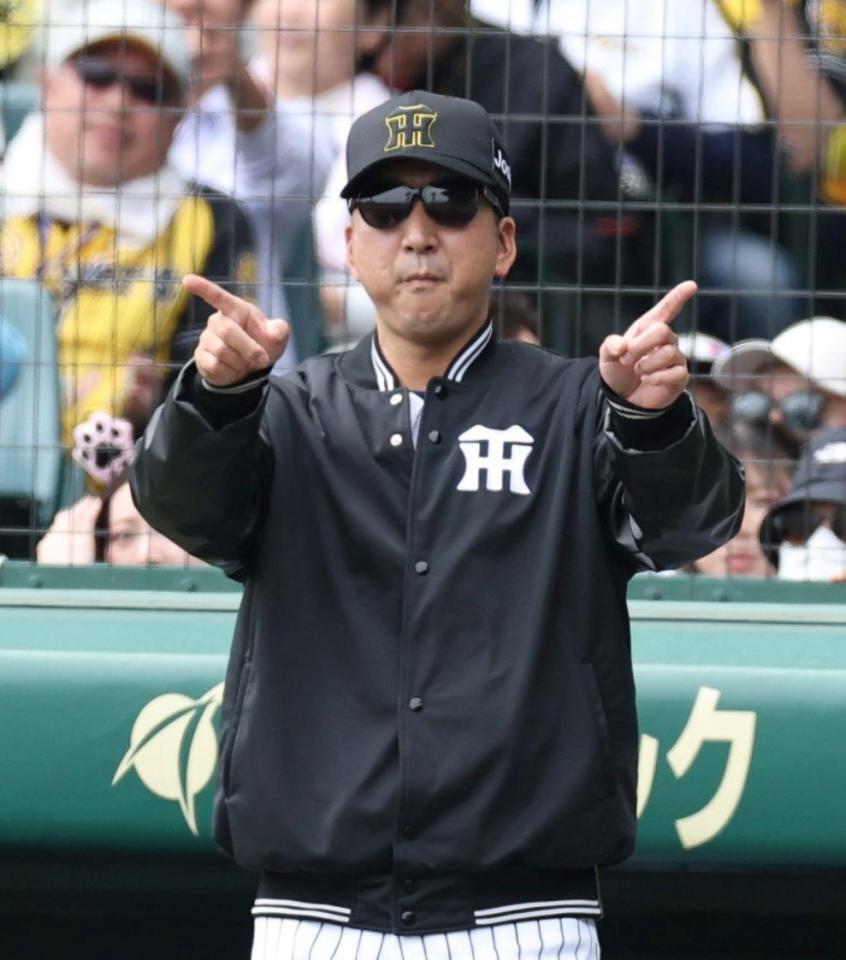 　１回、岡林の二塁セーフ判定にリクエストを出す藤川監督（撮影・中田匡峻）