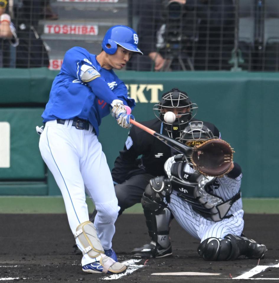 　１回、先制打を放つ上林（撮影・飯室逸平）