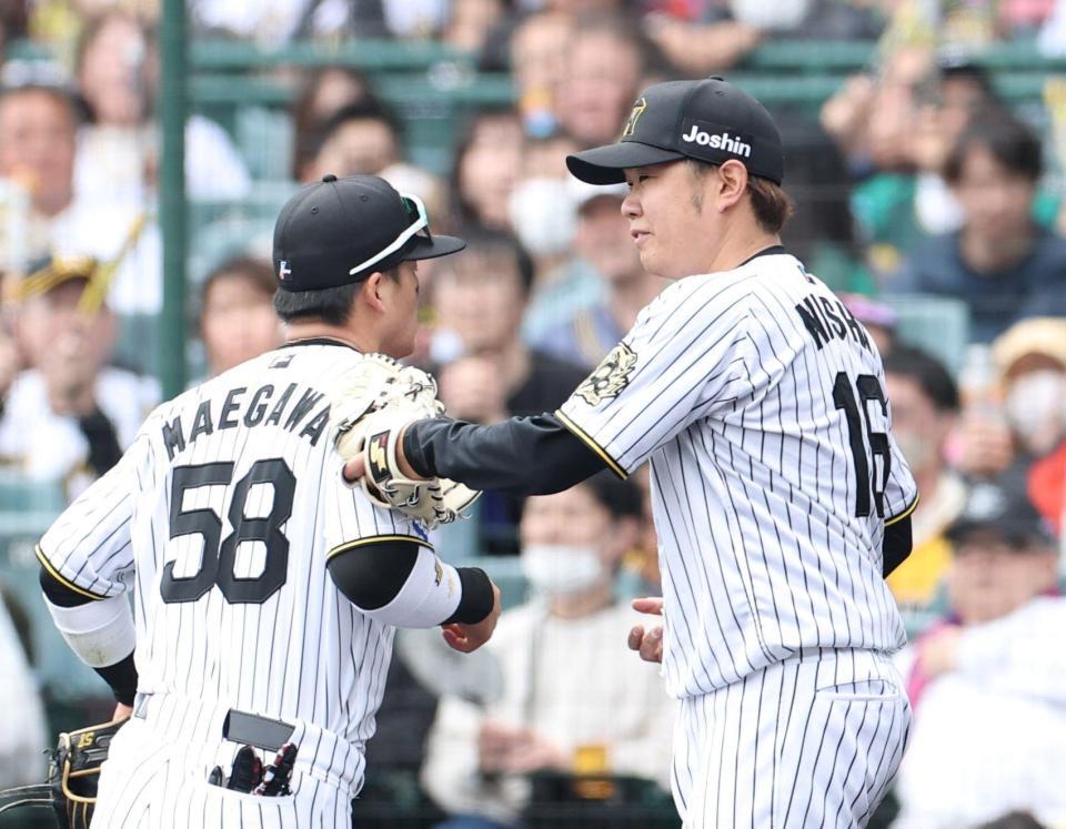 　２回、岡林の飛球を好捕したレフトの前川（左）を迎える西勇（撮影・中田匡峻）