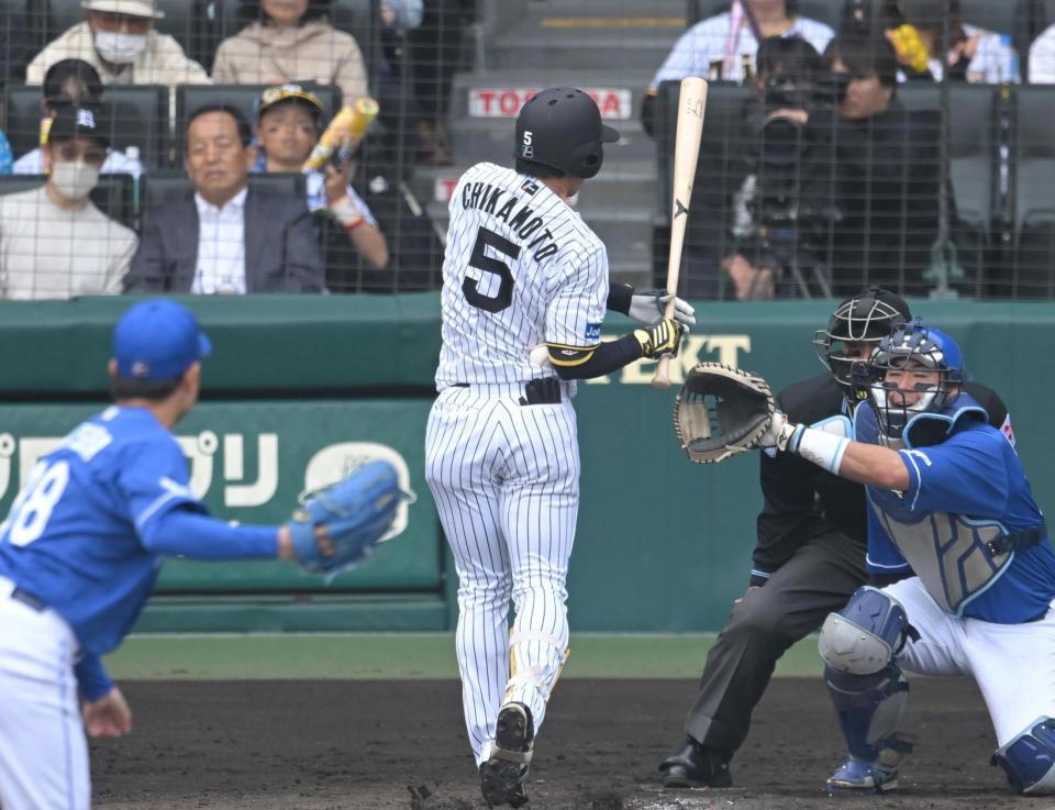 　３回、死球を受ける近本（撮影・飯室逸平）