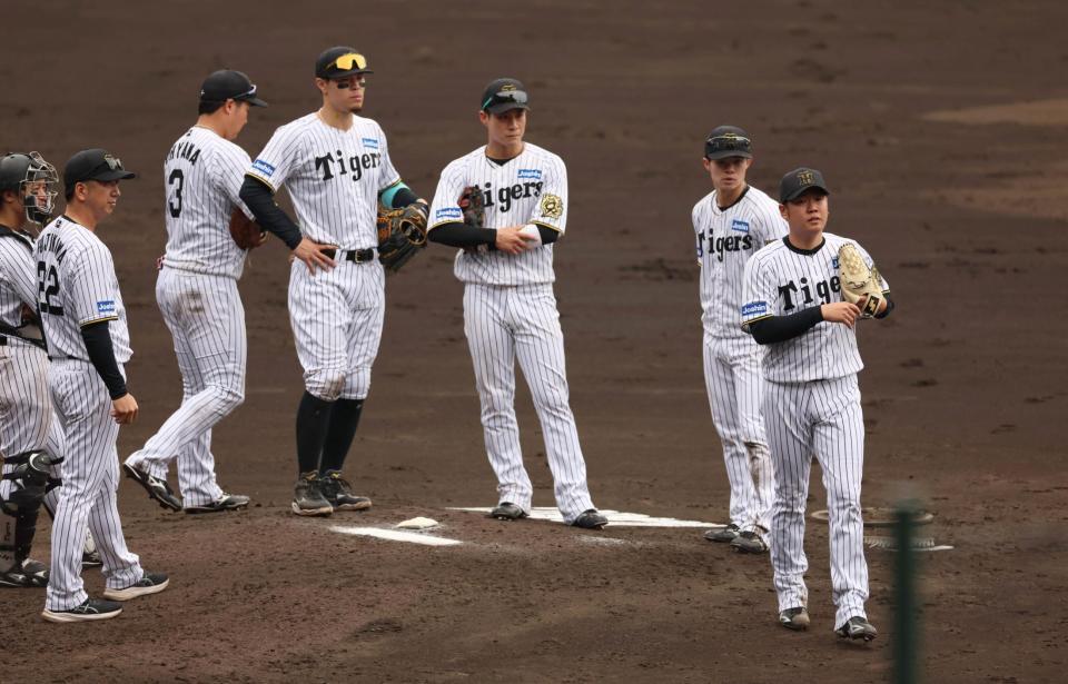 　５回途中、交代を告げられマウンドを降りる西勇（右端）＝撮影・北村雅宏