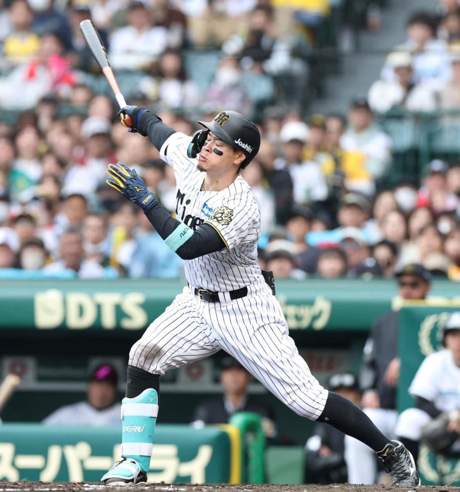 　５回、空振り三振に倒れる佐藤輝（撮影・中田匡峻）