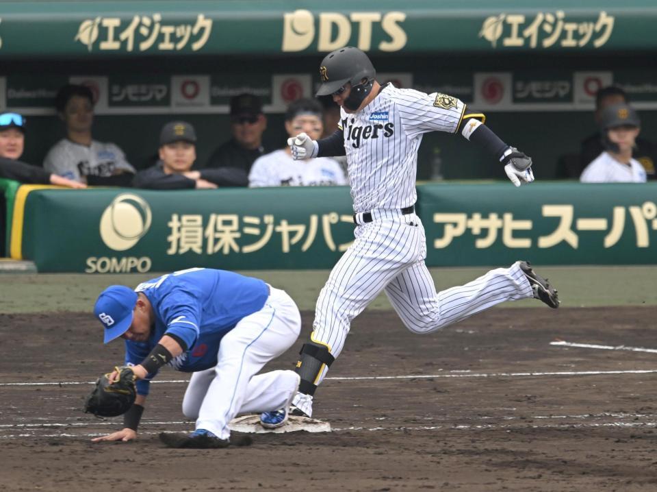 　７回、併殺打に倒れる原口（撮影・飯室逸平）