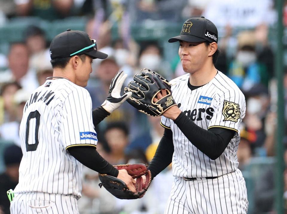 　９回を投げ終え、木浪（左）とタッチを交わす工藤（撮影・中田匡峻）