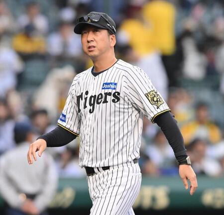 　中日に敗れ、グラウンドを引き揚げる藤川監督（撮影・西田忠信）