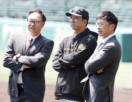 　藤川監督（中）と練習を見つめる福原忍氏。右は矢野耀大氏