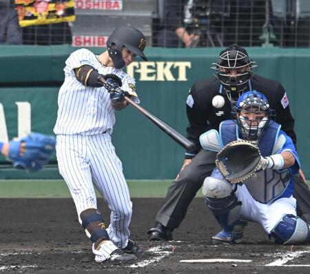 　１回、左前打を放つ中野（撮影・飯室逸平）