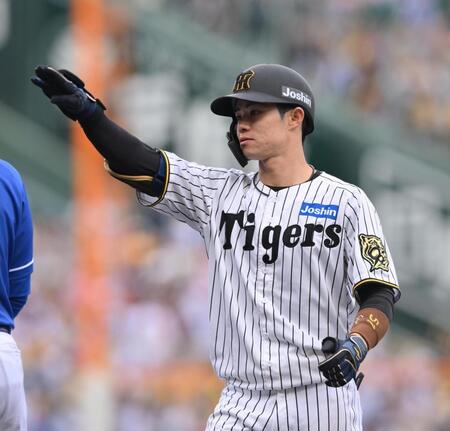 　５回、適時打を放ちポーズを決める中野（撮影・西田忠信）