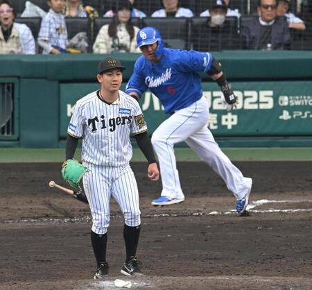 　７回、代打の中田を遊ゴロに打ち取る伊原（撮影・飯室逸平）