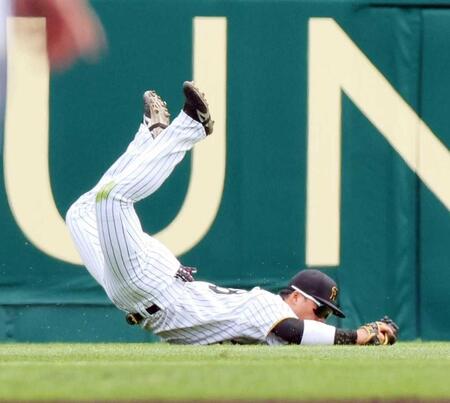 　２回、岡林の飛球を好捕した前川（撮影・北村雅宏）