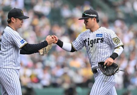 　２回、岡林の打球を好捕し西勇（左）とタッチする前川（撮影・西田忠信）