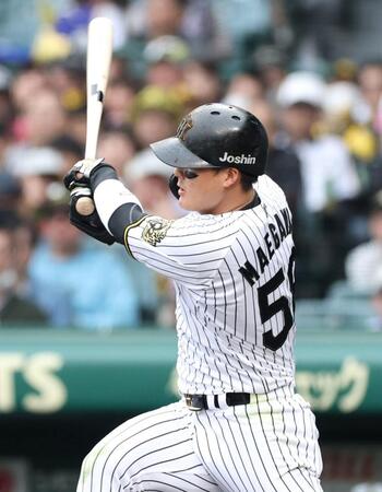 　６回、ライトへ二塁打を放つ前川（撮影・中田匡峻）