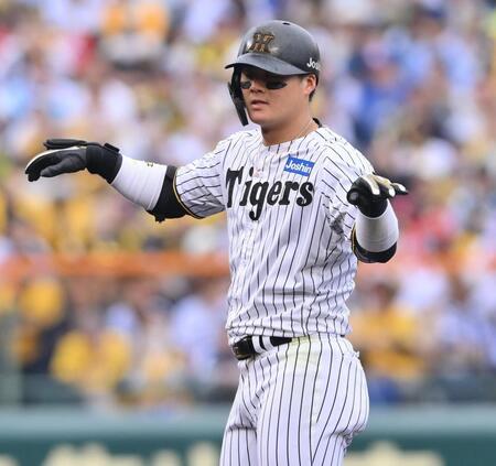 　６回、二塁打を放ちポーズを決める前川（撮影・西田忠信）