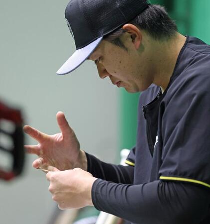 　打撃練習前にテーピングを巻く楠本（撮影・中田匡峻）
