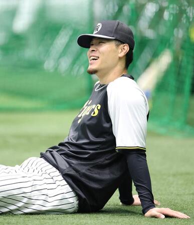 　笑顔を見せる佐藤輝（撮影・中田匡峻）