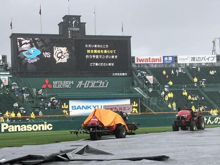 　雨で試合開始が遅れる甲子園（撮影・田中太一）