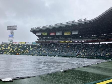 　雨で試合開始が遅れる甲子園（撮影・田中太一）