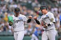 　７回を無失点に抑え、木浪（左）とベンチに戻る伊原（撮影・西田忠信）