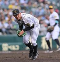 　７回、板山の犠打を処理する伊原（撮影・西田忠信）