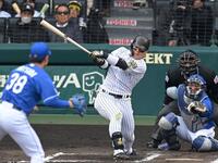 　６回、二塁打を放つ前川（撮影・飯室逸平）