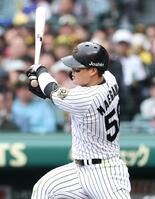 　６回、ライトへ二塁打を放つ前川（撮影・中田匡峻）