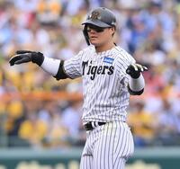 　６回、二塁打を放ちポーズを決める前川（撮影・西田忠信）