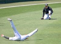 　才木とキャッチボールする門別（撮影・飯室逸平）