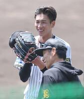 　シート打撃の登板を終え、笑顔で渡辺２軍投手コーチ（手前）と話す今朝丸（撮影・石井剣太郎）