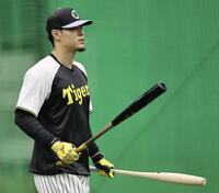 　魚雷バットを手に打撃ケージへ向かう佐藤輝（撮影・田中太一）