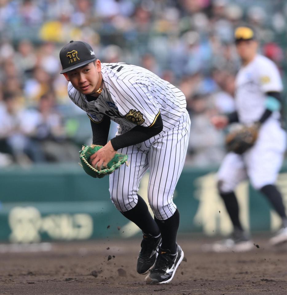 　７回、板山の犠打を処理する伊原（撮影・西田忠信）