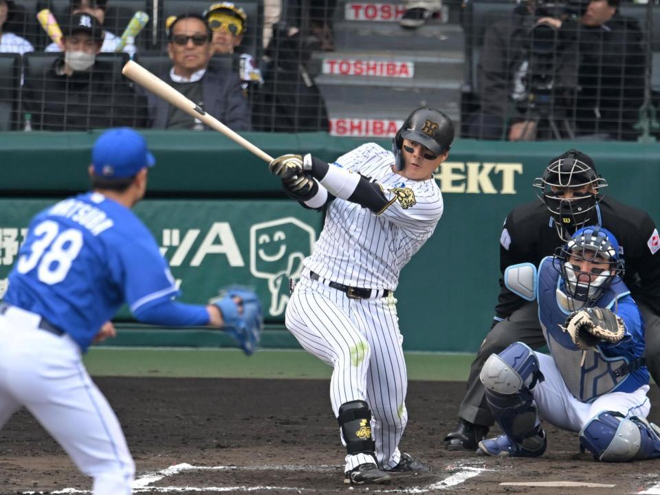 　６回、二塁打を放つ前川（撮影・飯室逸平）