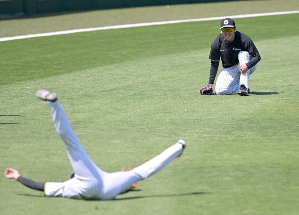 　才木とキャッチボールする門別（撮影・飯室逸平）
