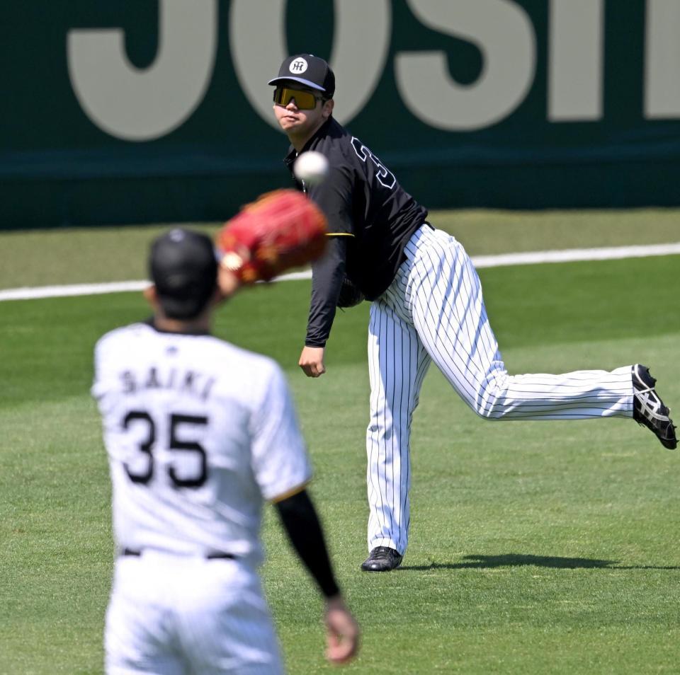 　才木とキャッチボールする門別（撮影・飯室逸平）