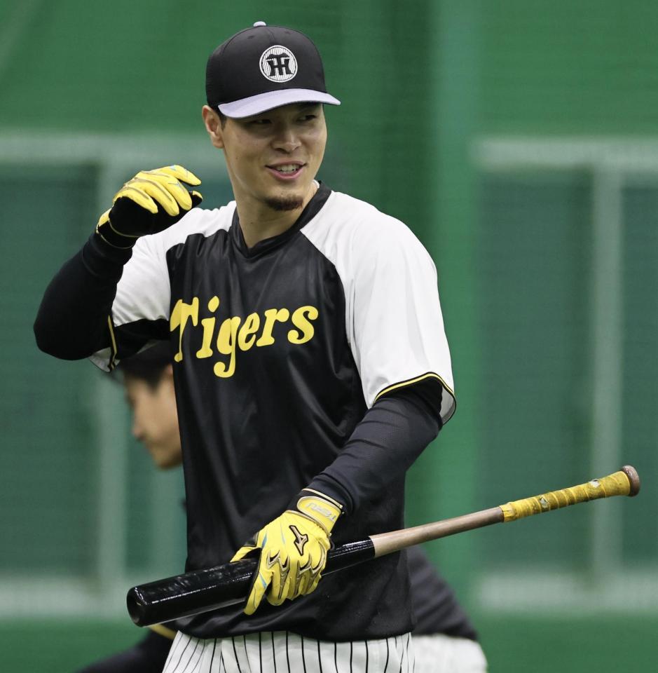 　バットを持ち笑顔を見せる佐藤輝（撮影・田中太一）