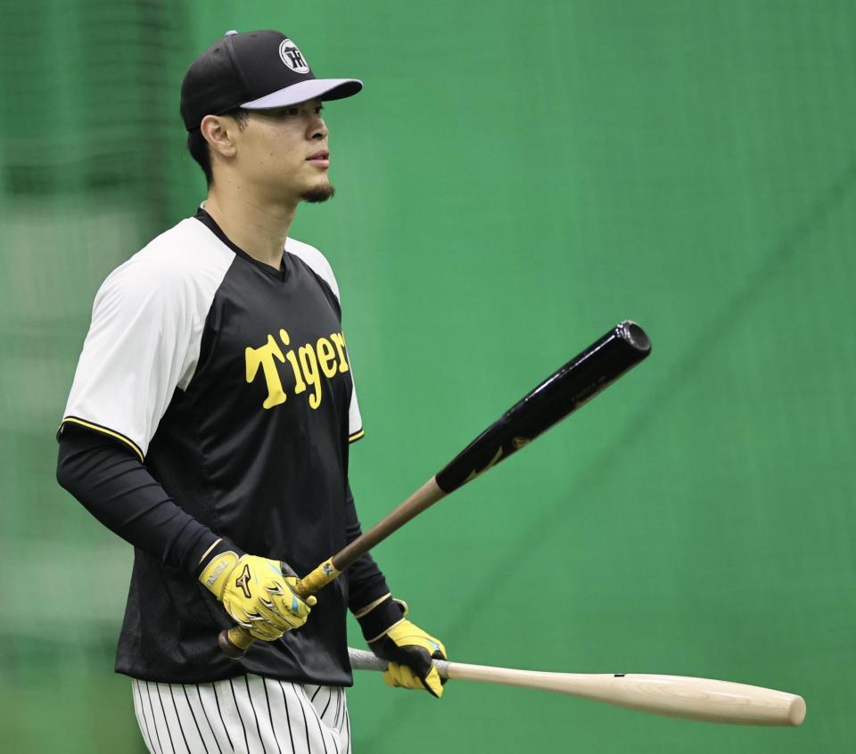 　魚雷バットを手に打撃ケージへ向かう佐藤輝（撮影・田中太一）