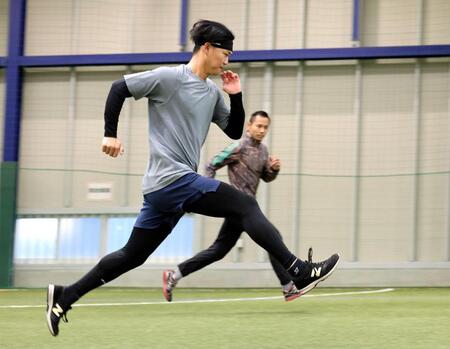 　陸上トレを行う及川＝２４年１２月