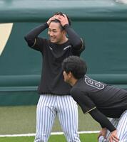 　練習に合間に笑顔を見せる伊原（撮影・飯室逸平）