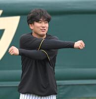 　リラックスムードで調整する伊原（撮影・飯室逸平）