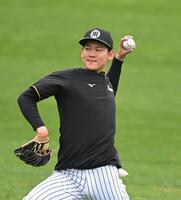 　キャッチボールで調整する及川（撮影・飯室逸平）