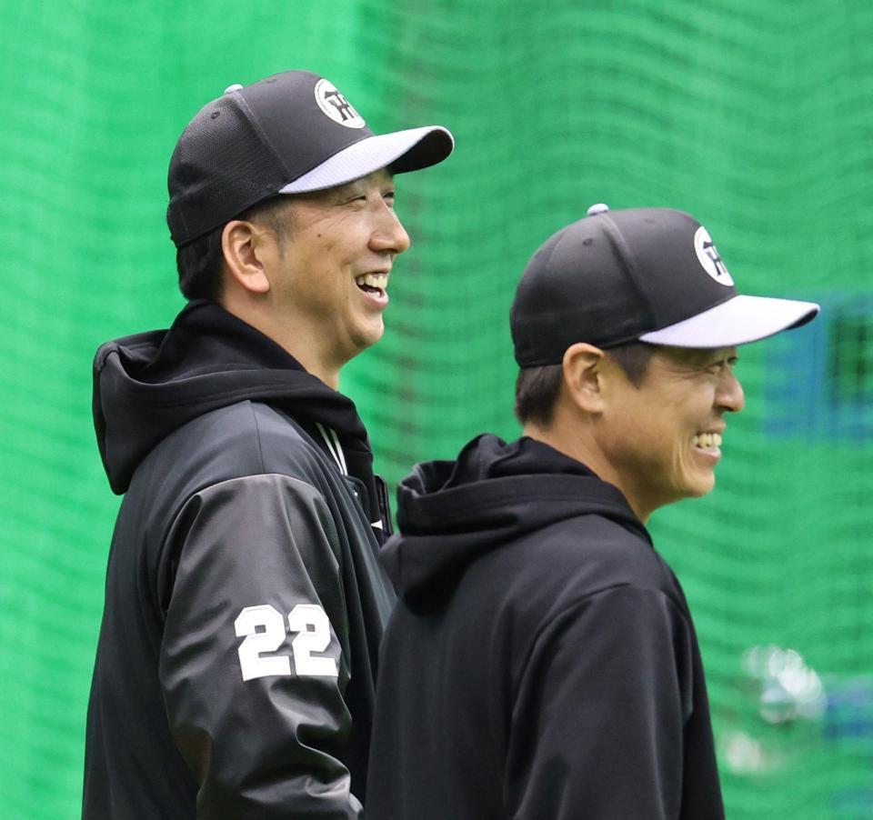 　笑顔を見せる藤川監督（左）と藤本内野守備走塁コーチ（撮影・中田匡峻）