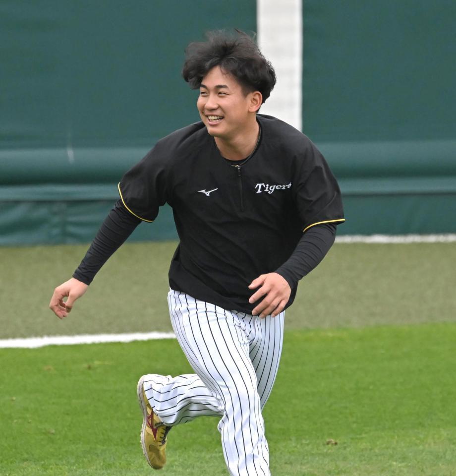 　にこやかに調整する伊原（撮影・飯室逸平）